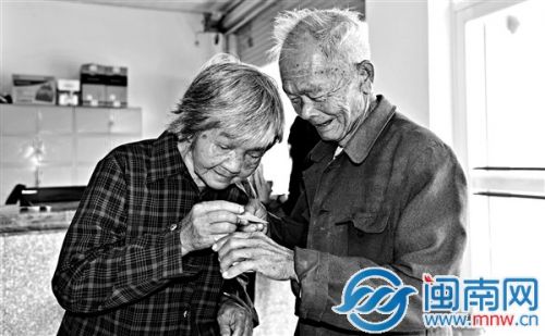 定睛看了看合影，老两口开心得像孩子