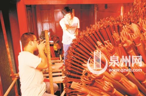 测绘人员正在为千手千眼观音像测绘扫描