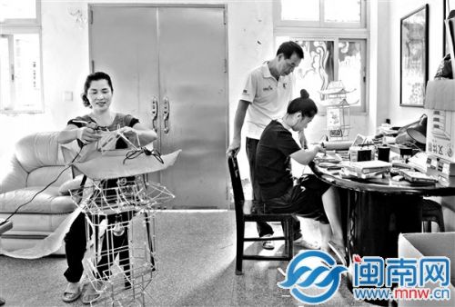 陈晓萍一家三口在古城区坚守着传统的花灯制作工艺