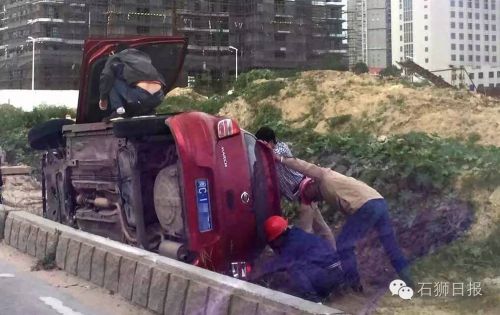 石獅學(xué)府路一輛小車翻下路沿1