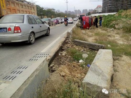 石獅學(xué)府路一輛小車翻下路沿3