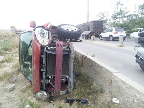 石獅學(xué)府路一輛小車翻下路沿2
