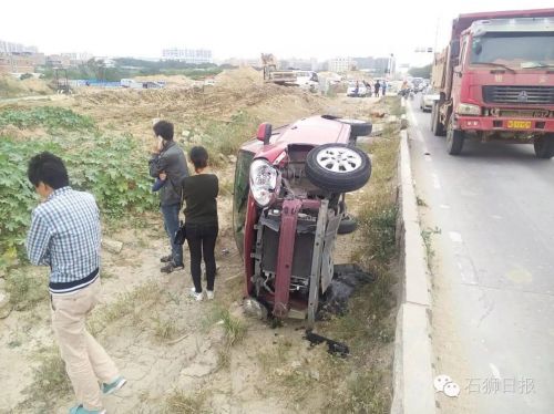 石獅學(xué)府路一輛小車翻下路沿4