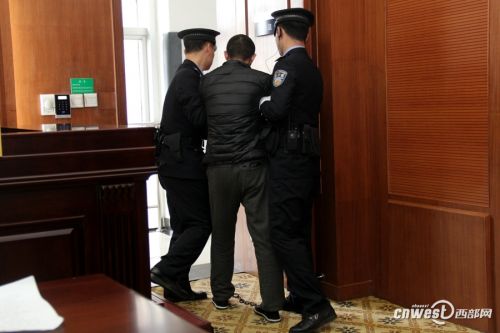 撞人判死刑腿吓软 因怀疑朋友女友被摸屁股（现场图）
