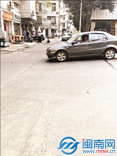 减速带破损被拆除，居民担心路口盲区交通隐患大
