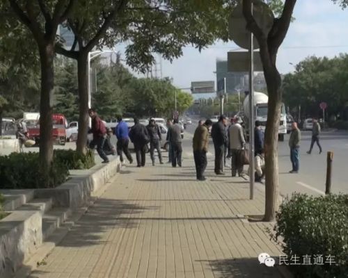 6青岛市崂山区的株洲路与高昌路的交叉路口，这就是许素永被捅伤的位置。如今距离案发已经过去一个月，这里依然有一些在等活的工人，他们或许并不知道，一个月前，这里曾经发生过一件大事。