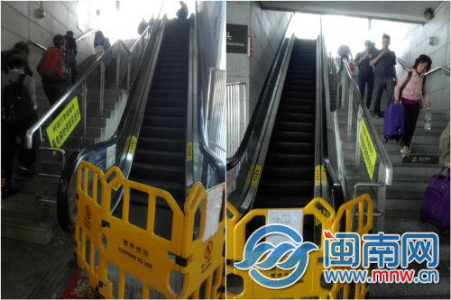 动车站1楼两电梯均已停运，乘客只能通过楼梯上下楼。.jpg