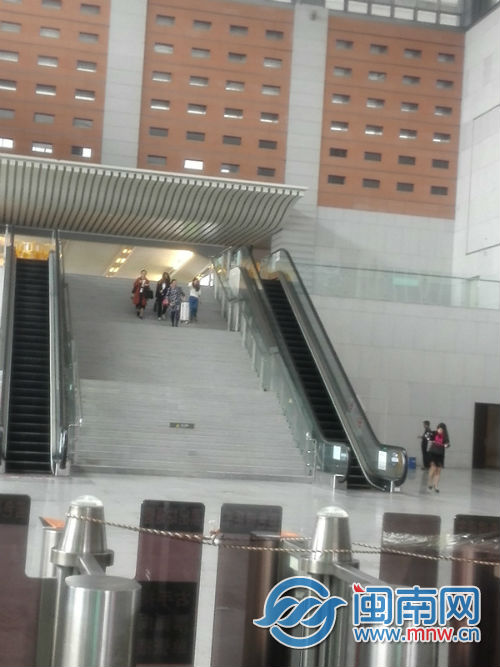 出站口两侧电梯损坏，拎着大包小包的乘客只能通过楼梯出站。.jpg
