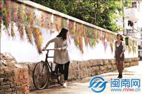 在小巷里穿行，满目都是春色