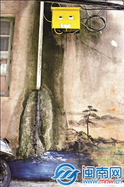 铁箱变身海绵宝宝，排水口成高山流水