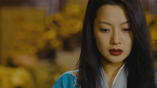 如何制造一个网红主播:头发要顺滑 嘴唇要红