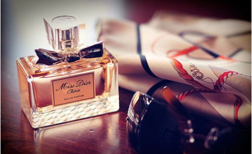 男士香水喷在哪里 不能直接喷在衣服上