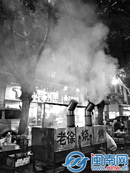 福邸西湖小区楼下不仅餐馆油烟直排，夜间露天烧烤的油烟，更是雪上加霜