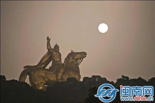 郑成功和超级月亮“挥手致意”（摄于泉州大坪山公园）