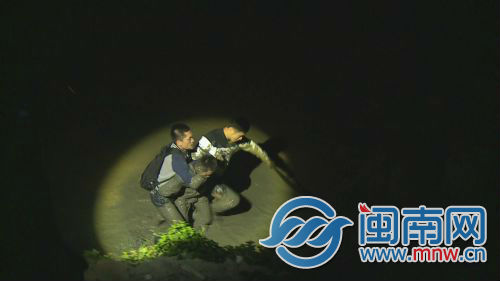 民警跳入臭水沟抓捕。