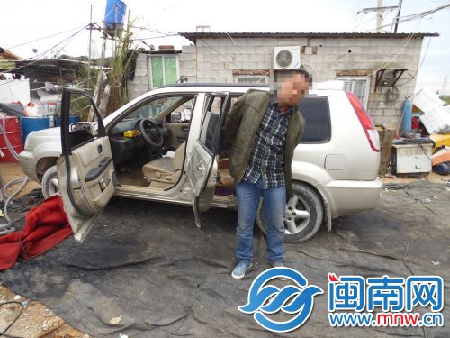 犯罪嫌疑人指认作案工具。