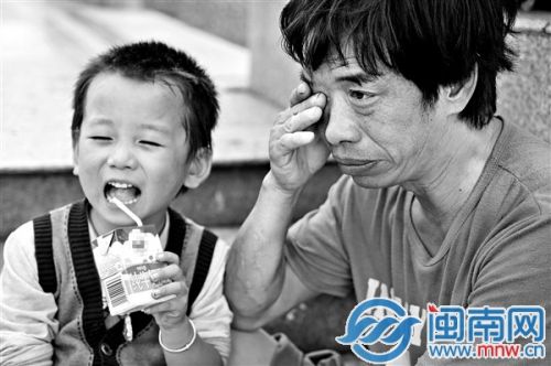 李少刚讲起这几个月的变化，忍不住哭了；浩浩喝着记者阿姨带来的牛奶，开心地笑了