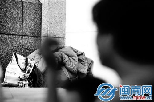 李少刚带着远处那几件行李，在泉州四处流浪了三个月