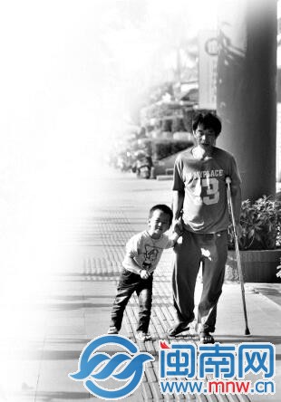 走路时，浩浩一步都不愿离开父亲