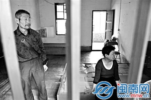 想起儿子，妻子无声落泪，老原也哽咽了