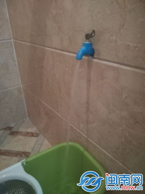 在三楼，水流较小