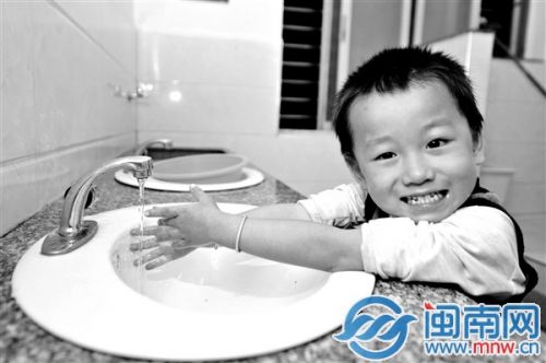 在救助站的浩浩依然开朗、活泼