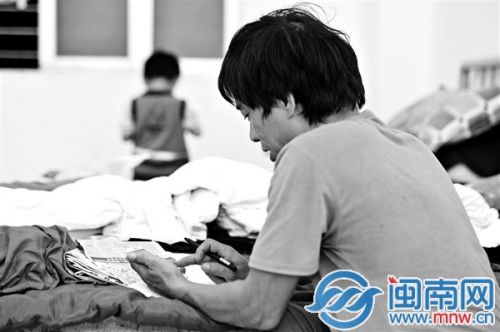 李少刚每接到一个爱心人士打来的电话，都认真地记在本子上