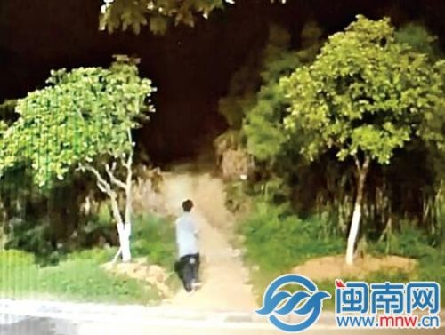 小张跑进学校后山（监控截图）