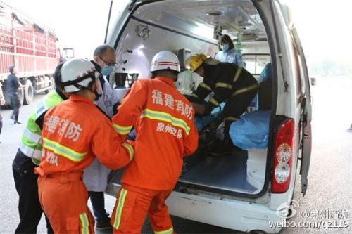 货车撞树司机被困 晋江消防紧急救援3