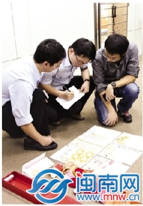 執(zhí)行法官清點一老賴隱匿于銀行的保管箱