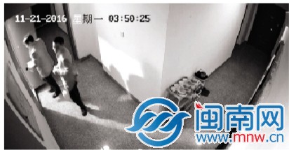 監(jiān)控拍下兩名男子深夜打開電表房（業(yè)主提供的視頻截圖）