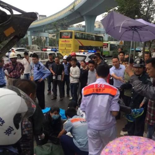 医护人员将小男孩抱上救护车