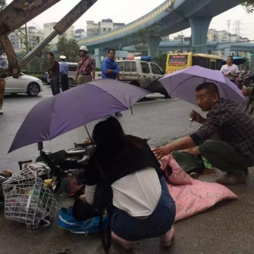 不少市民主动上前为母女二人撑伞2