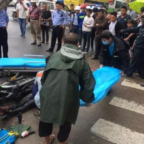医护人员将受伤的妈妈抬上担架