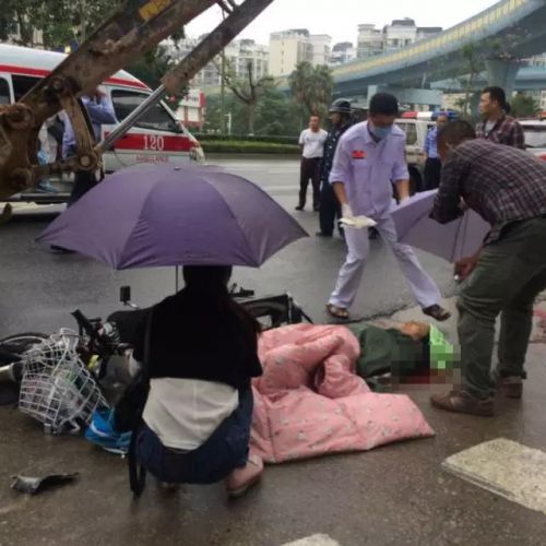 不少市民主动上前为母女二人撑伞3