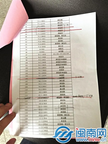 事發(fā)現場，一個玻璃棚被砸得粉碎