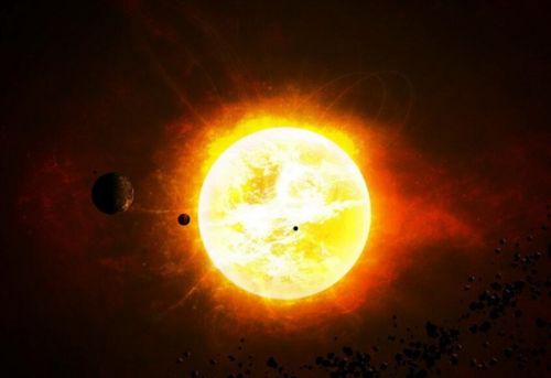 太阳前现蓝色球体会发光 UFO猎人：神秘蓝球或系外星人的超级飞船