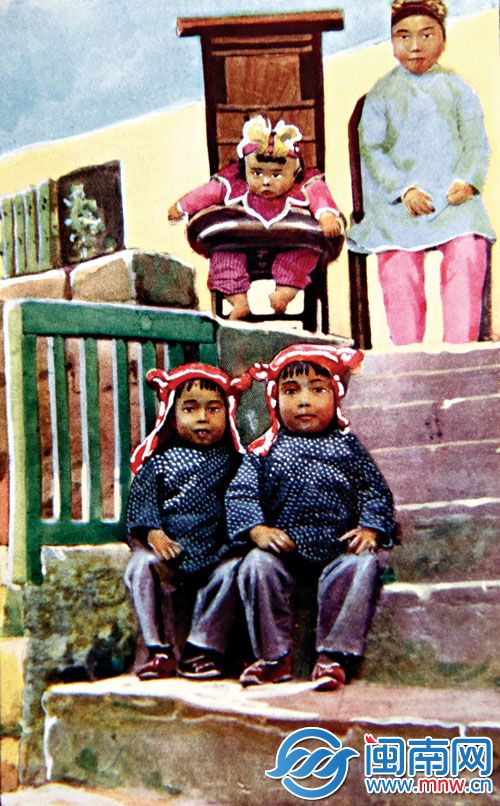 女孩刚会走路,就被包得严严实实的