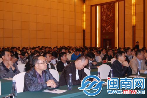 现场400多人参会,座无虚席