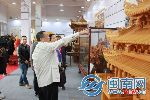 领导、嘉宾参观参展作品.jpg