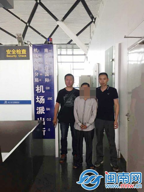 海沧民警将犯罪嫌疑人押解回厦。