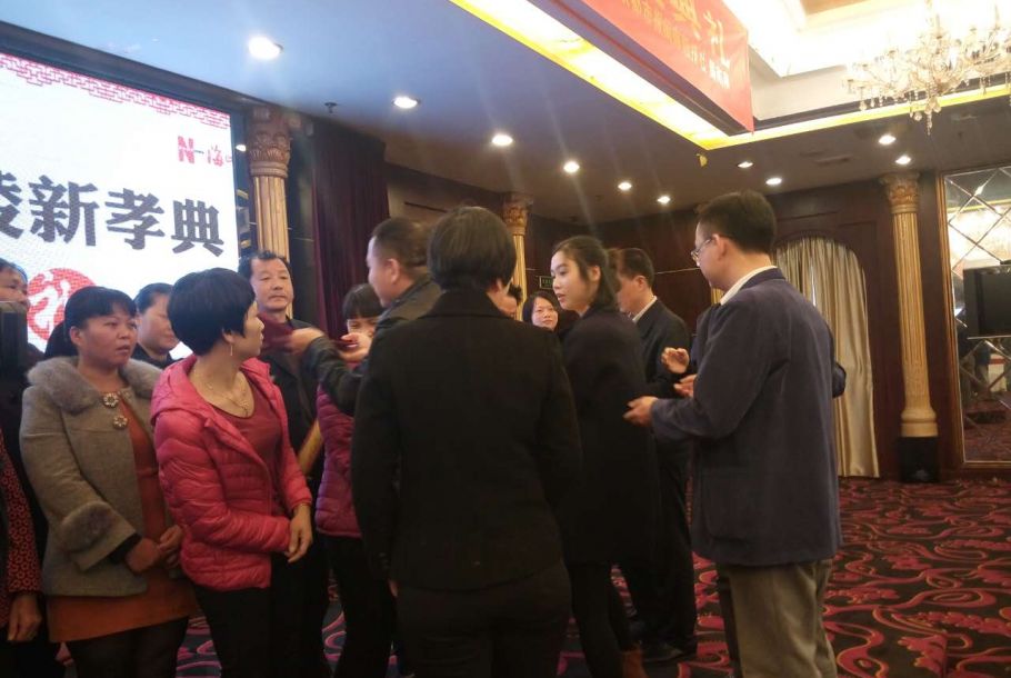 颁奖嘉宾给获奖者颁奖