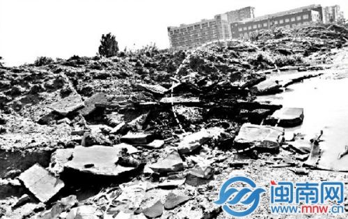 现场的垃圾有焚烧的痕迹（画圈处），不远处就是陈埭民族中学