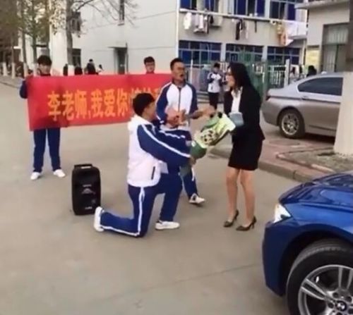男学生拉横幅掏钻戒向女老师求婚 反遭怒斥不要脸(图)