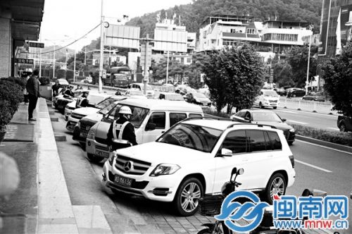 坪山路欧亚泌尿专科医院门口，一排车被贴单