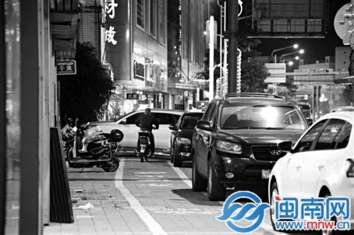 坪山路云谷建材城路段违停