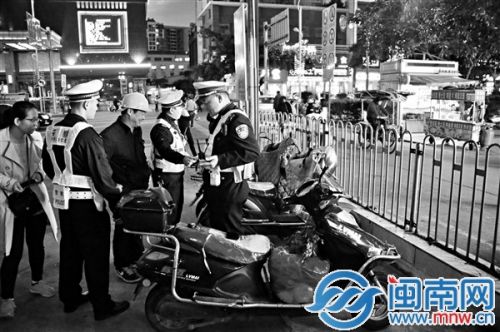 中心客运站外人行道违停被劝离