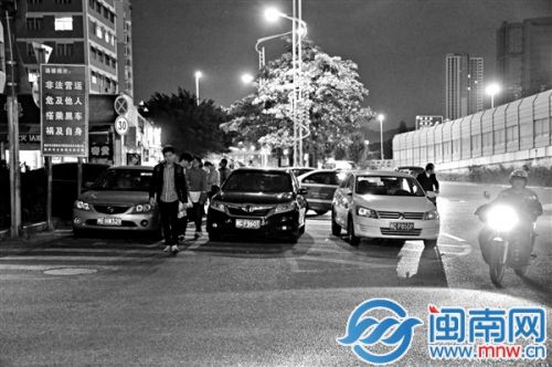 中心客运站坪山路一侧三辆小车占道