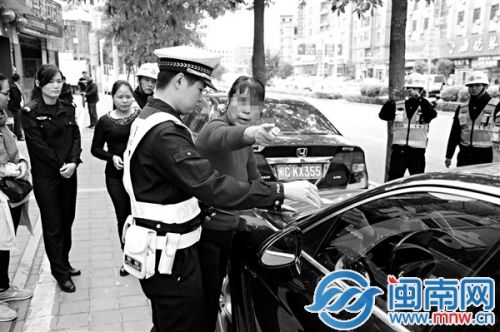建材店阿姨和交警强词夺理
