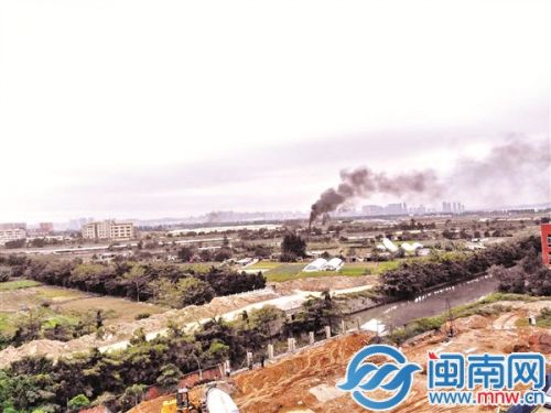 事发现场，一个玻璃棚被砸得粉碎